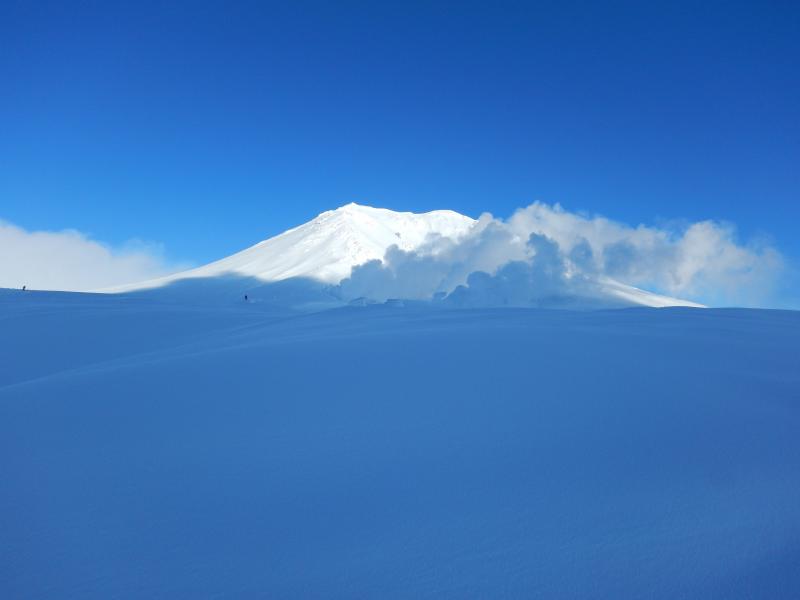 雪に覆われた真っ白な旭岳。姿見駅より撮影